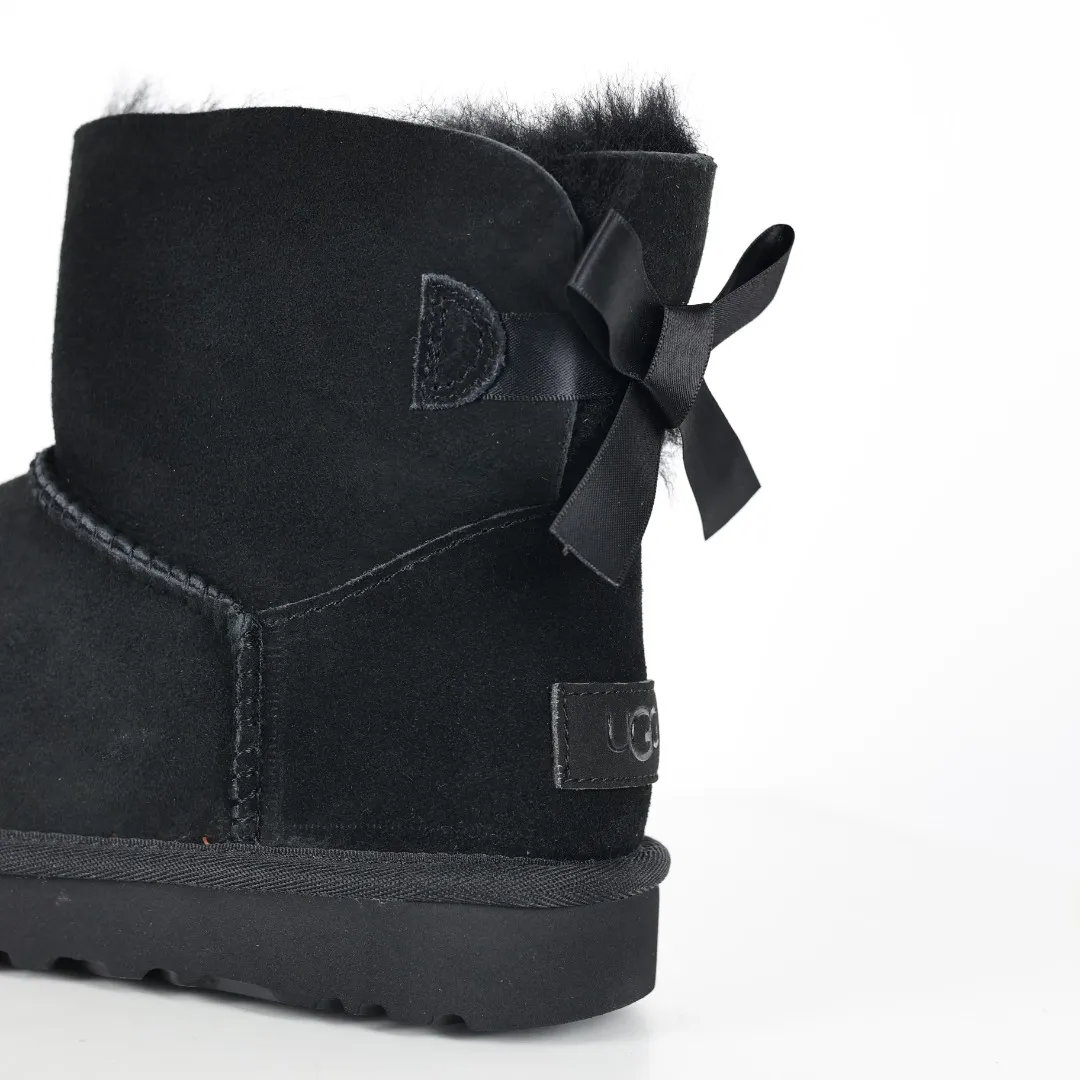 Pick up locally 💰560 The core recommendation is good price UGG bailey MiNi bow 2.0 series Xiaohongshu hot model Henan Longfeng leather production Sheepskin and fur integration Top quality in the market Waterproof upper material 2-3 cm cashmere insole to keep warm in winter and suitable for home use UUG launches a style series in the new year, partially skewed toward the preferences of young consumers, and also at the forefront of fashion trends Shoe body material Water-repellent coated suede upper 17mm UGGPURE™ implanted wool insole Lightweight non-slip comfortable rubber outsole With brand LOGO Trademark Comes with full packaging Size: 35 36 37 38 39 40